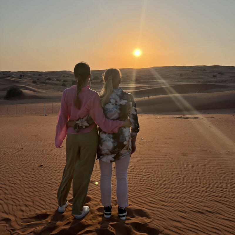Sonnenuntergang in der Wüste von Dubai 