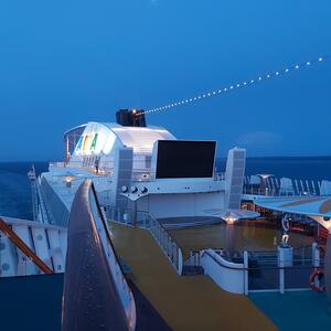 Blick auf das Deck eines AIDA Schiffes