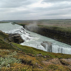 Islands weite Natur mit Wasserfall
