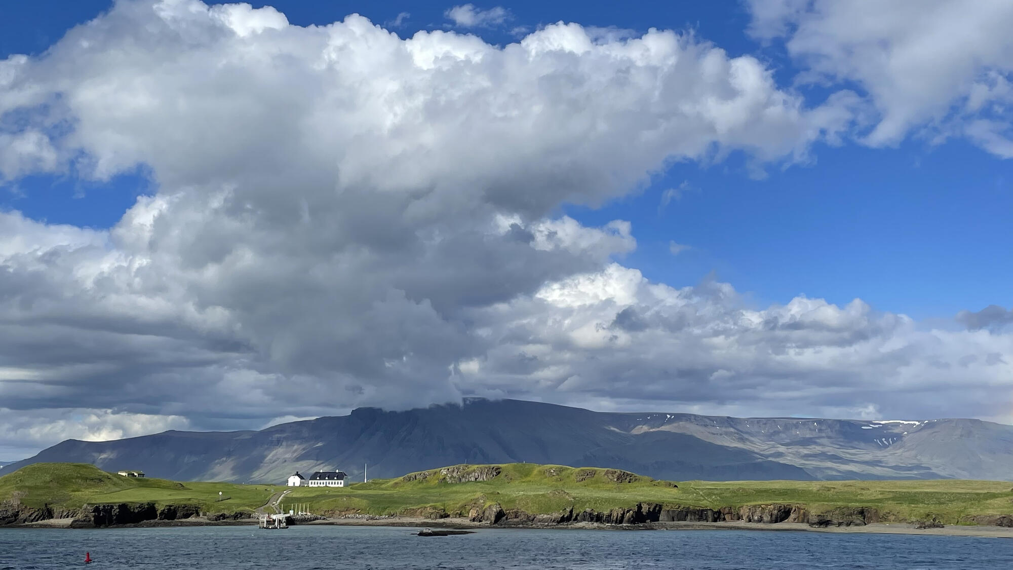 Naturlandschaft bei Reykjavík als Höhepunkt der Route